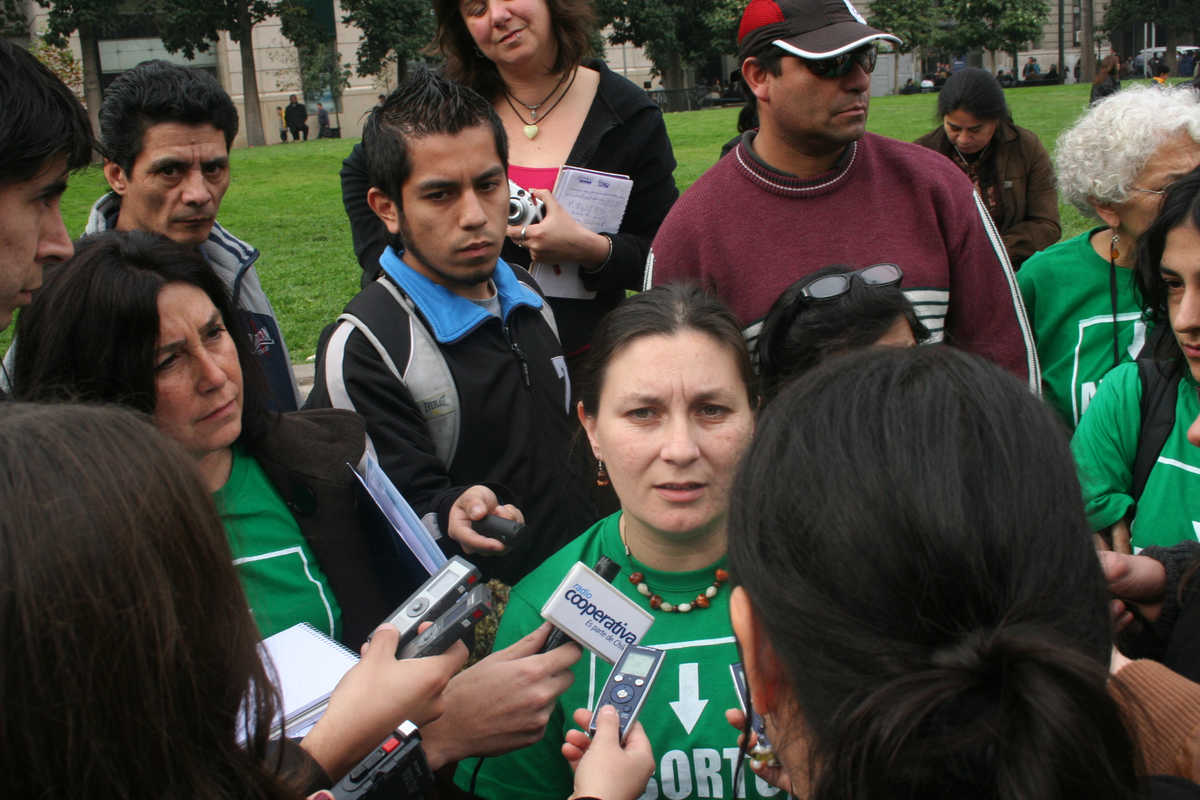La prensa entrevisten voceras de la línea, Santiago
