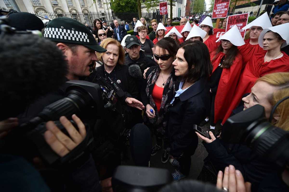 Police who wants to question woman, stopped by crowd