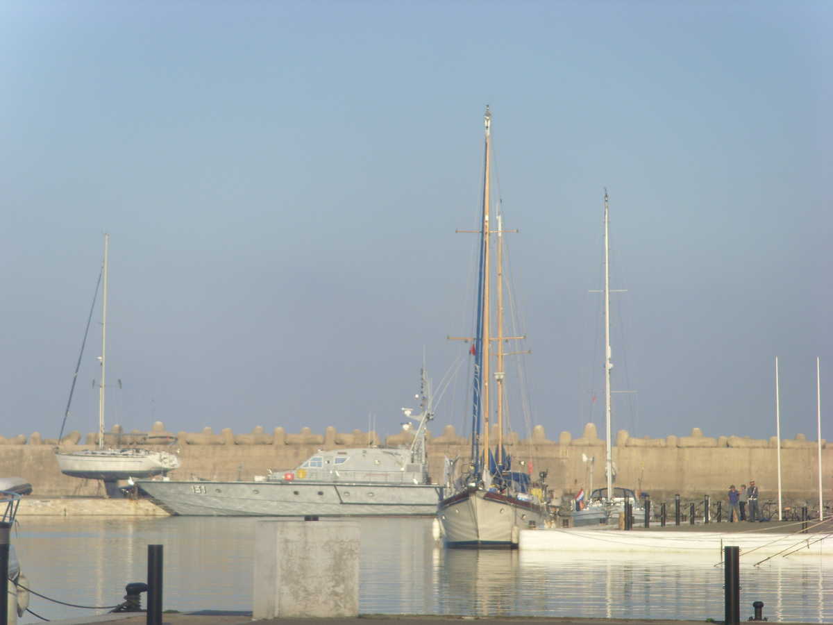 wow ship, next to military ship just before leaving harbour