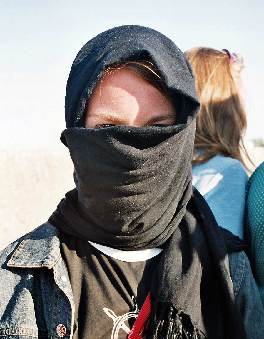 Polish volunteers distracting anti-abortionists