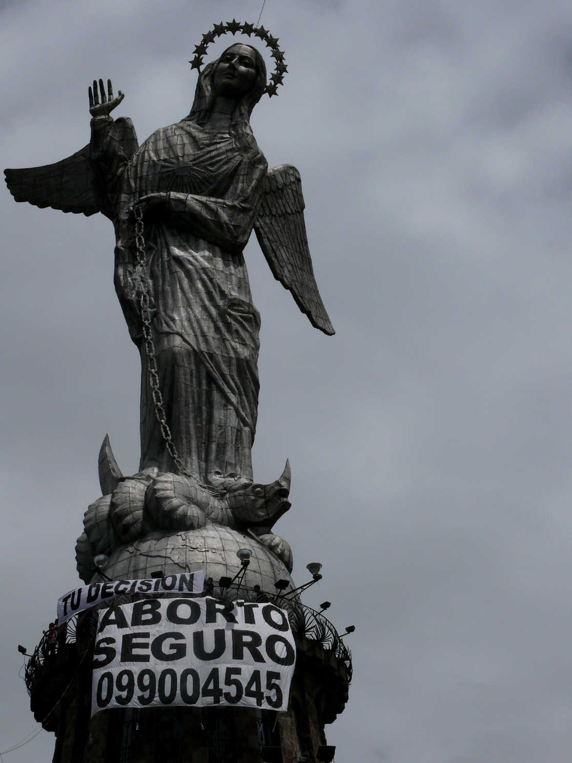 Virgin con bandera aborto seguro, Quito