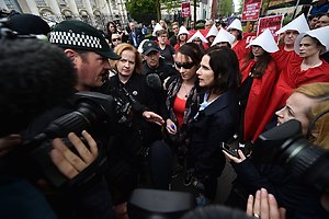 Police who wants to question woman, stopped by crowd